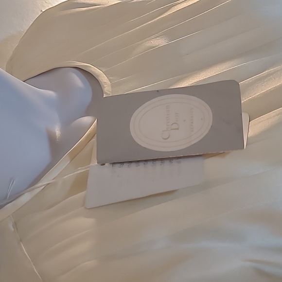 Elegant Cream Pleated Blouse - Picture 2 of 8